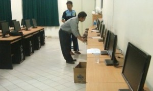 Tim TIK sedang mengecek sarana laboratorium Komputer